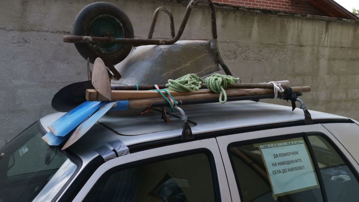 Доброволческа спасителна акция в помощ на наводнените села край Карлово   